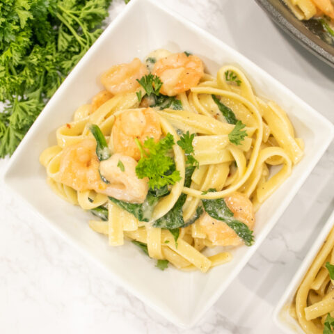 shrimp pasta in a bowl